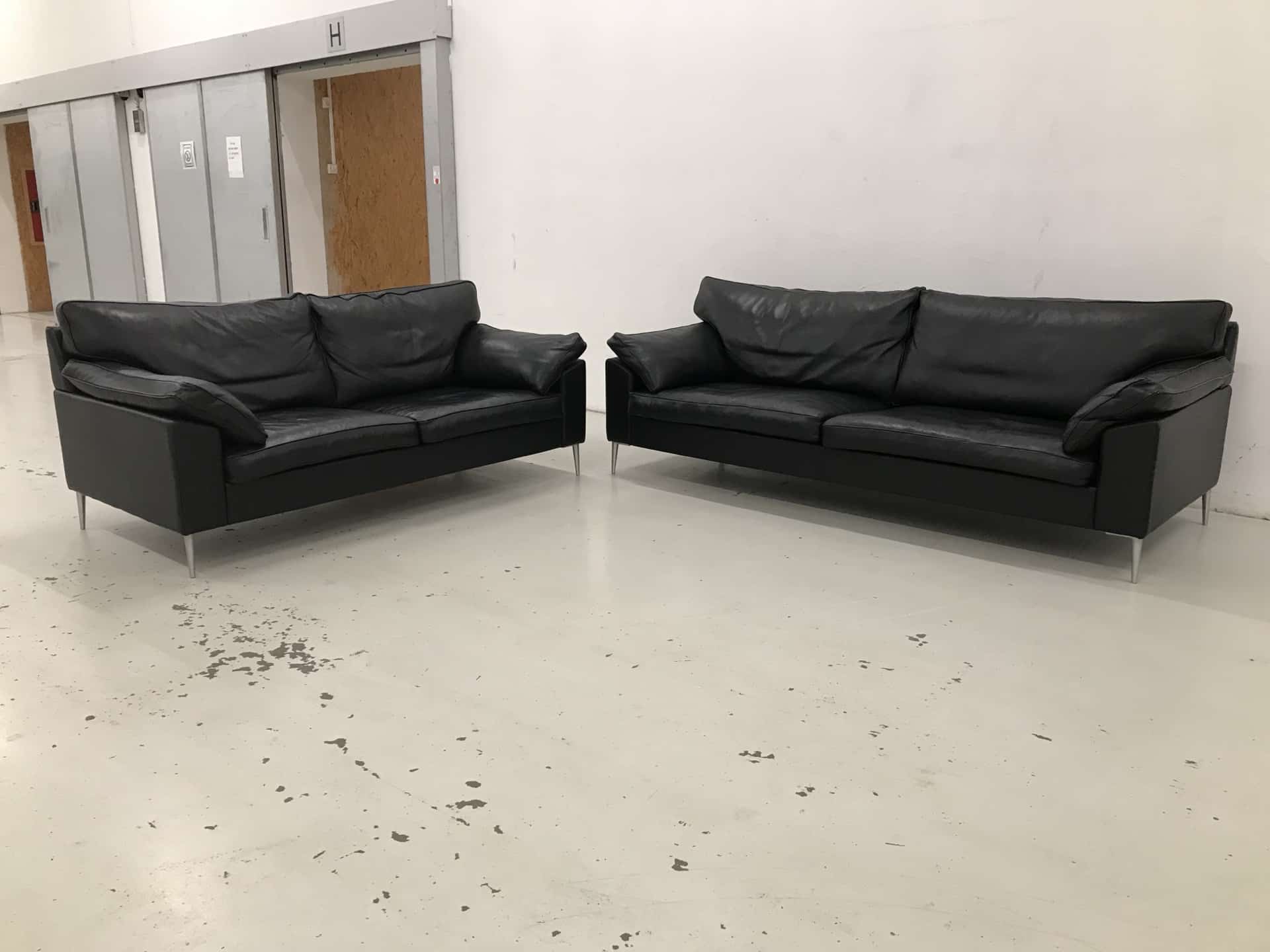 Søren Lund SL329 2x3 Pers.Sofagruppe i sort solid læder og med ben IG15 mat aluminium.Pris 44.000,-
