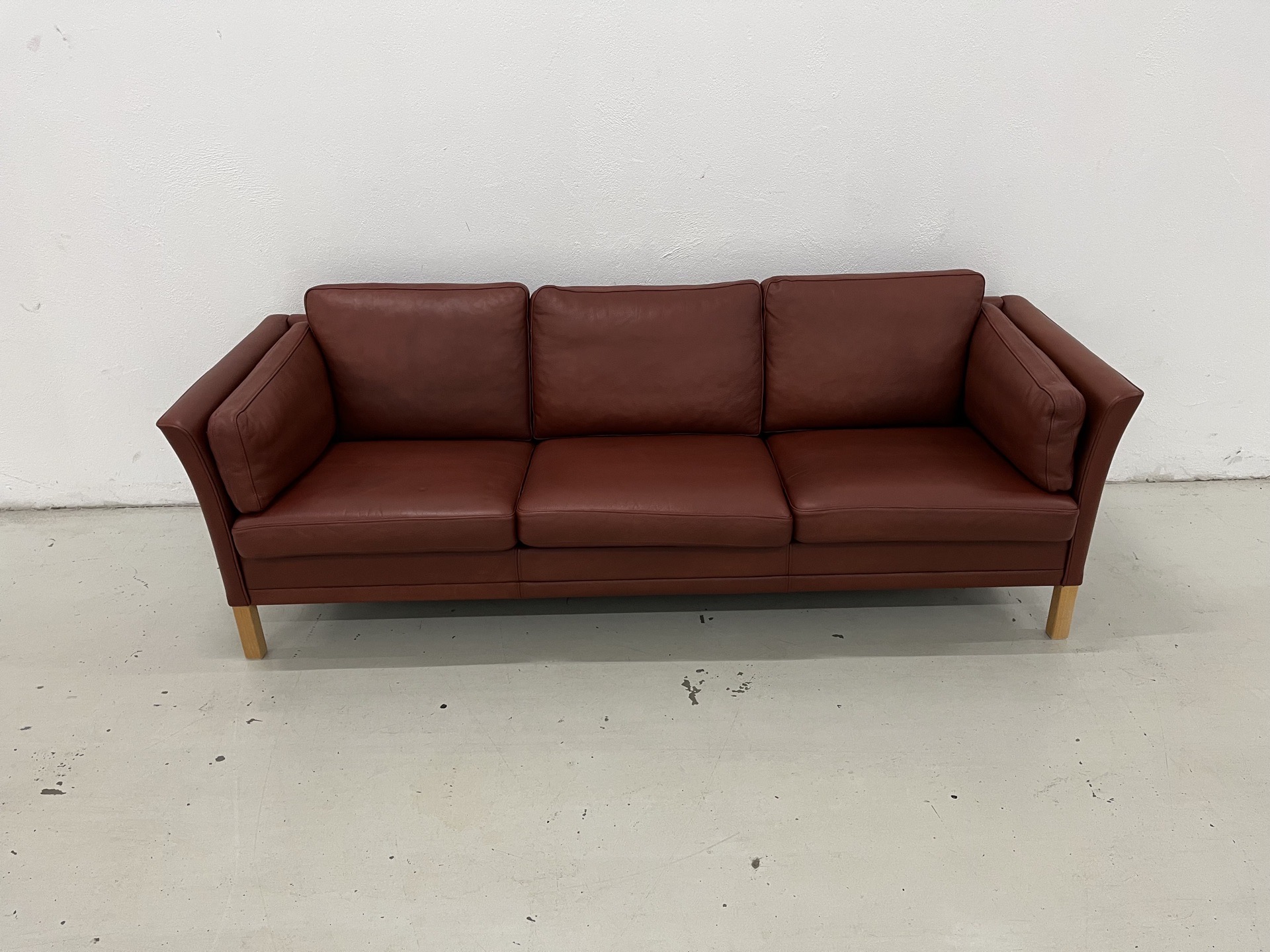 Mogens Hansen MH2225 3 Pers.Sofa i Gefion læder og med ben i bøg.Pris 20.000,-