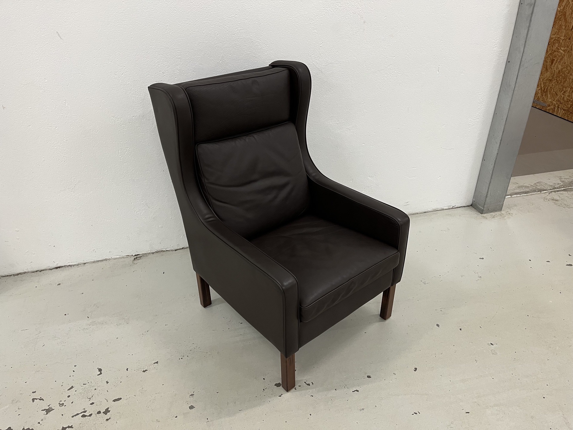 Mogens Hansen MH195 Øreklapstol i Dark Brown Mammut læder og med ben i bejdset Eg. Pris 10.500,-