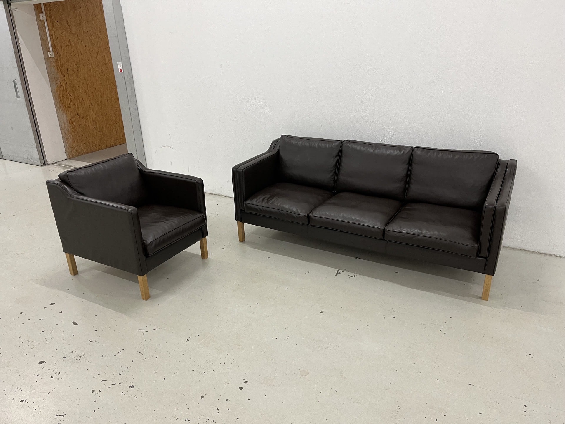 Sofagruppe DC3600. 3 Pers.Sofa med stol i Dark Brown læder og med ben i Eg.Pris 18.000,-