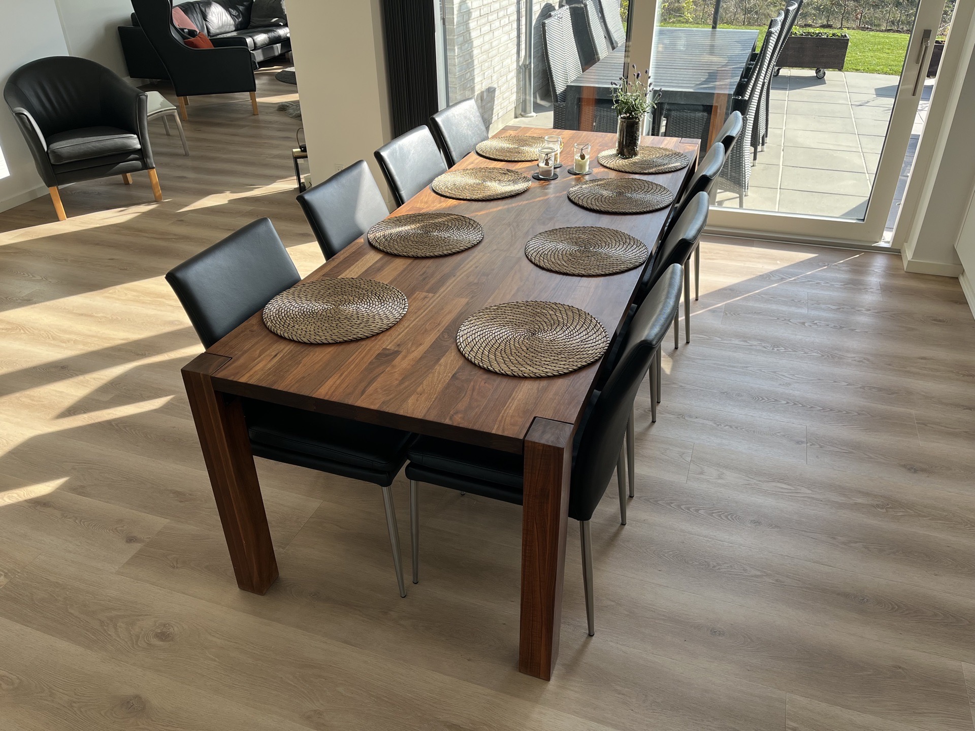 Håndlavet special designet spisebord i nøddetræ.Pris 9.500,-