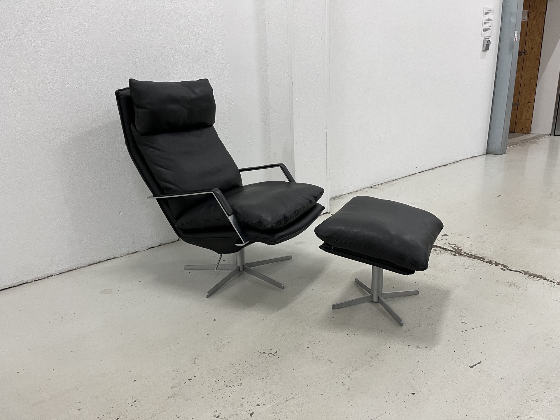 Søren Lund SL330 hvilestol m/skammel i sort solid læder.Pris 21.000,-