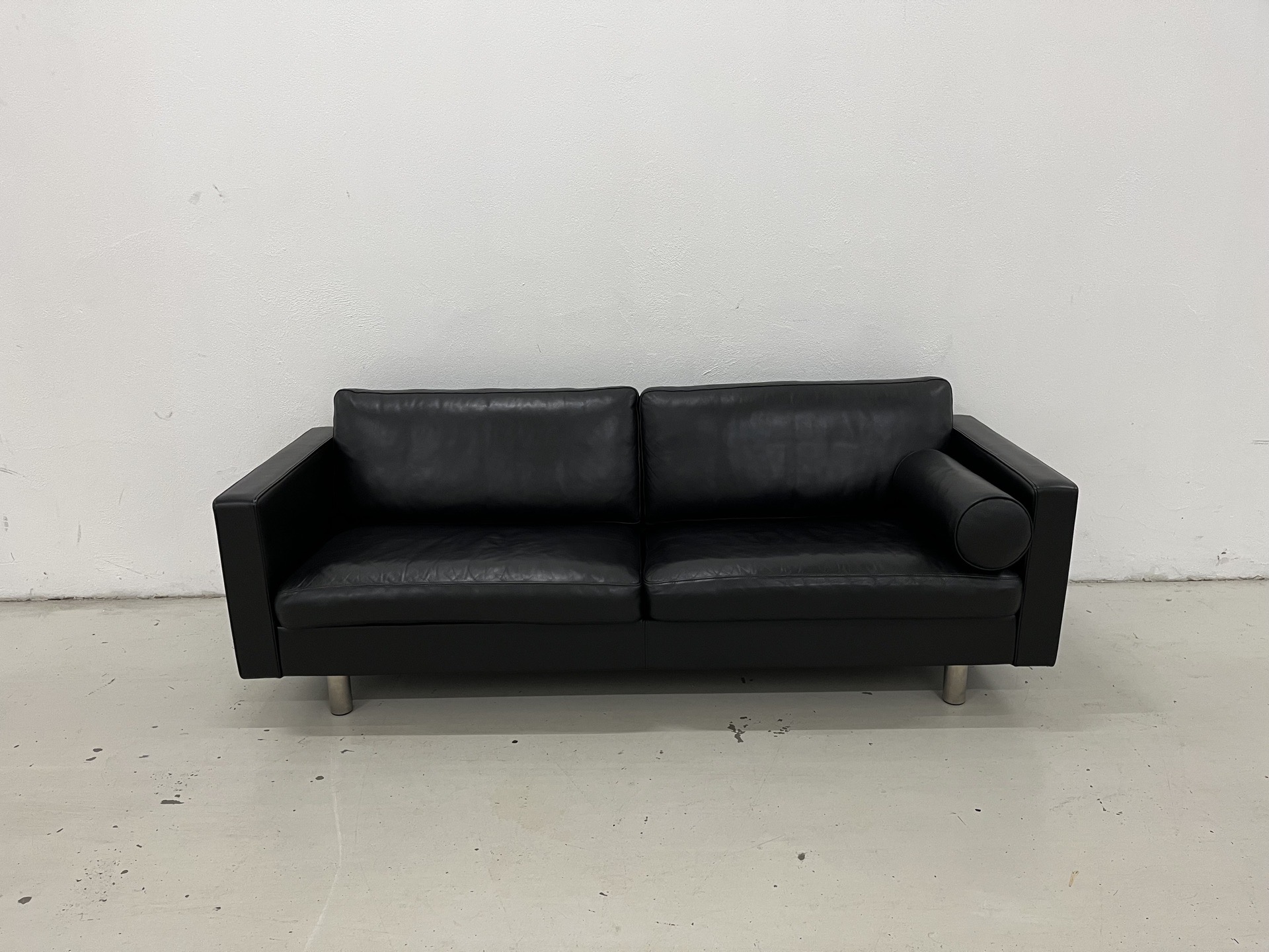 Mogens Hansen MH321 3 Pers.Sofa i sort premium læder og ben i børstet stål.Pris 20.000,-