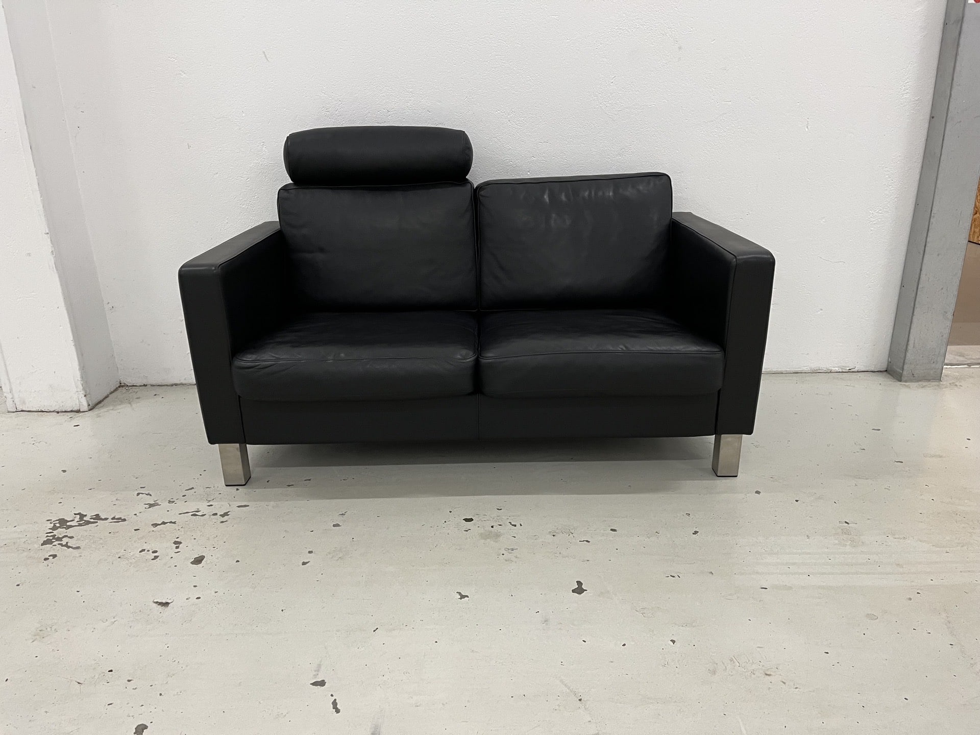 Mogens Hansen MH321 2 Pers. Sofa i sort Premium læder og med ben i børstet stål. Pris 15.000,-