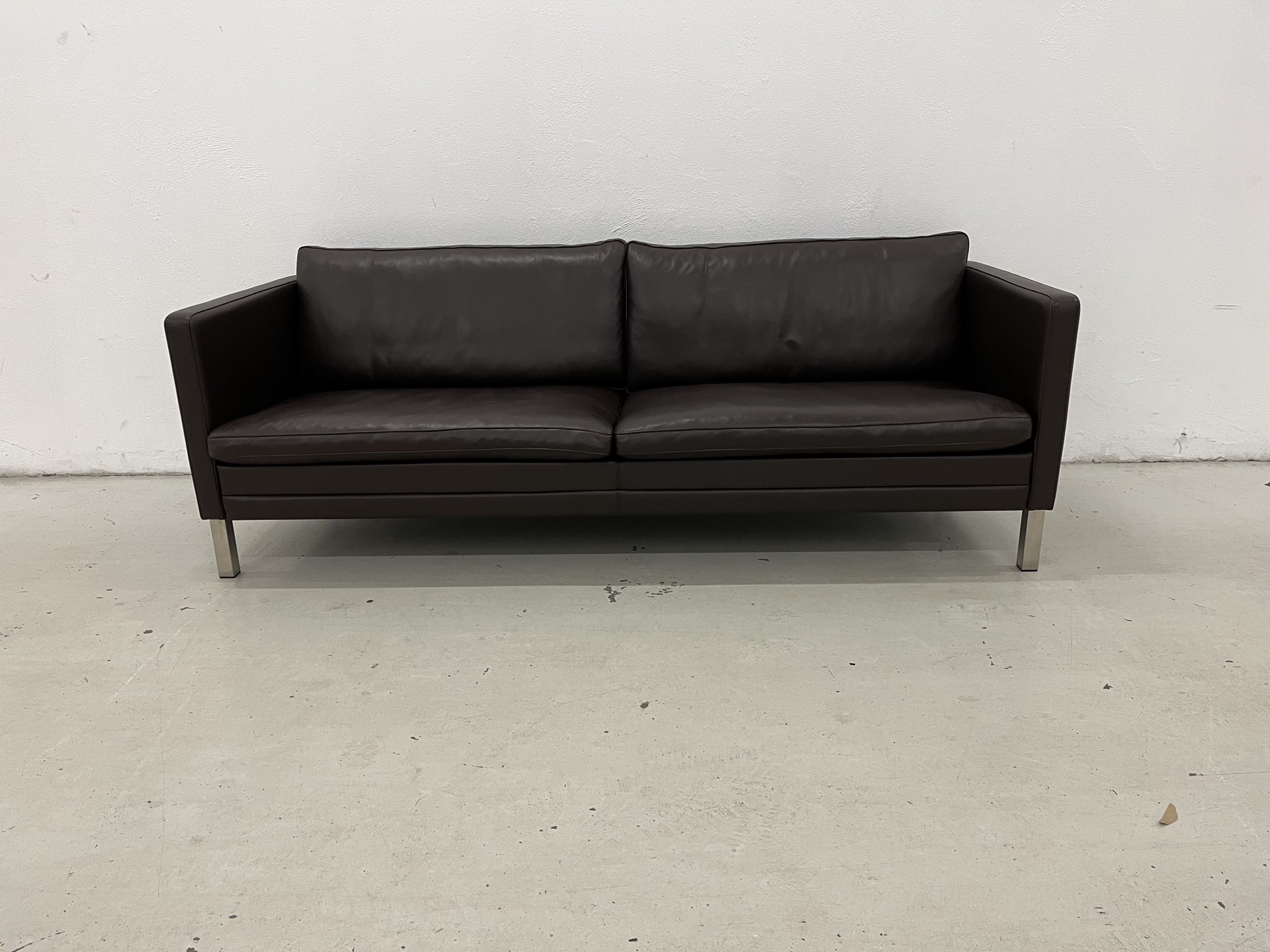 Mogens Hansen MH276 3 Pers.Sofa i Coffee Brown læder og med ben i børstet stål.Pris 20.000,-