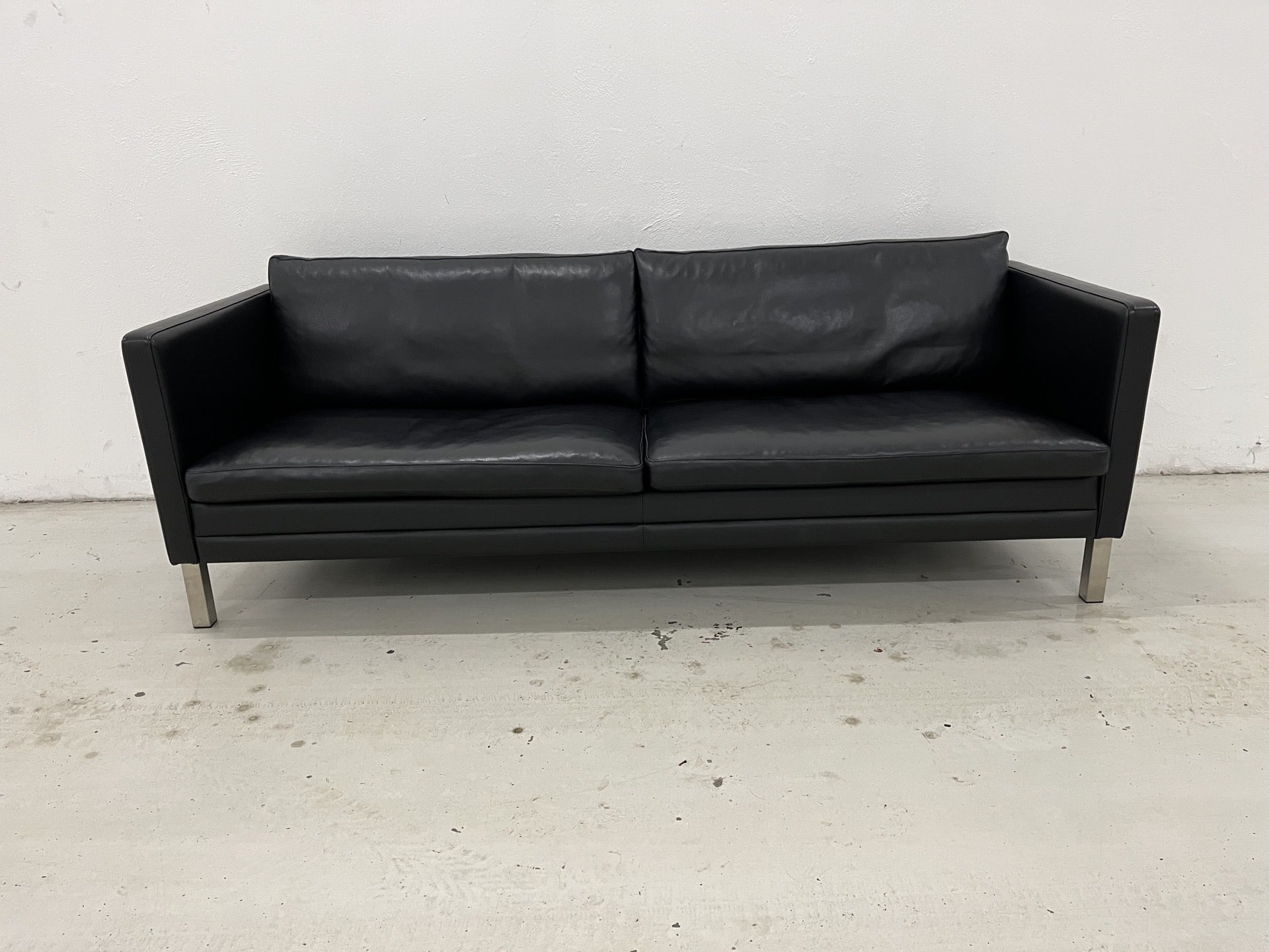 Mogens Hansen MH276 3 Pers.Sofa med sort Loke læder og med ben i børstet stål.Pris 20.000,-
