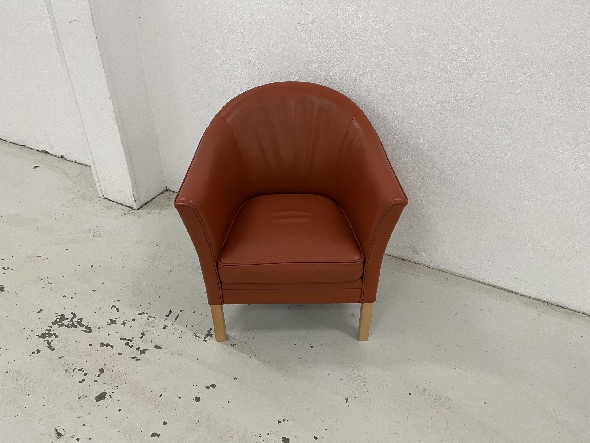 Mogens Hansen MH80 lænestol med Gefion cognac læder og med ben i bøg.Pris 8.000,-