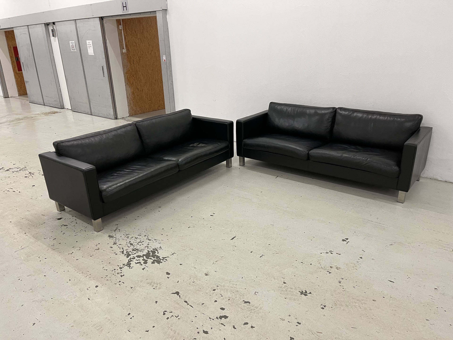 Mogens Hansen MH321 3+2,5 Pers.Sofaer i sort premium læder og med ben i børstet stål.Pris 30.000,-