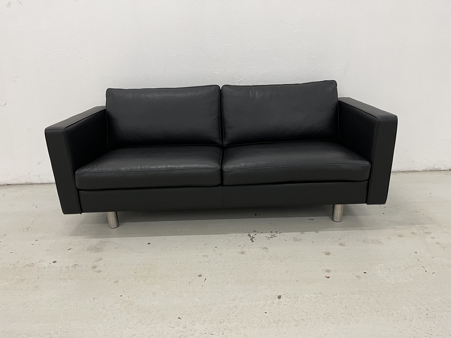 Eksklusiv Mogens Hansen MH321 2,5 Pers.Sofa med sort Loke læder og med ben i børstet stål.Pris 23.000,-
