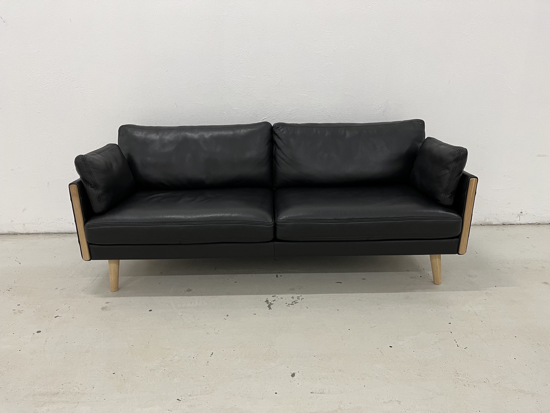 Eksklusiv Horizont 3 Pers.Sofa med sort semianilin læder og ben/træ detalje i eg. Pris 16.000,-