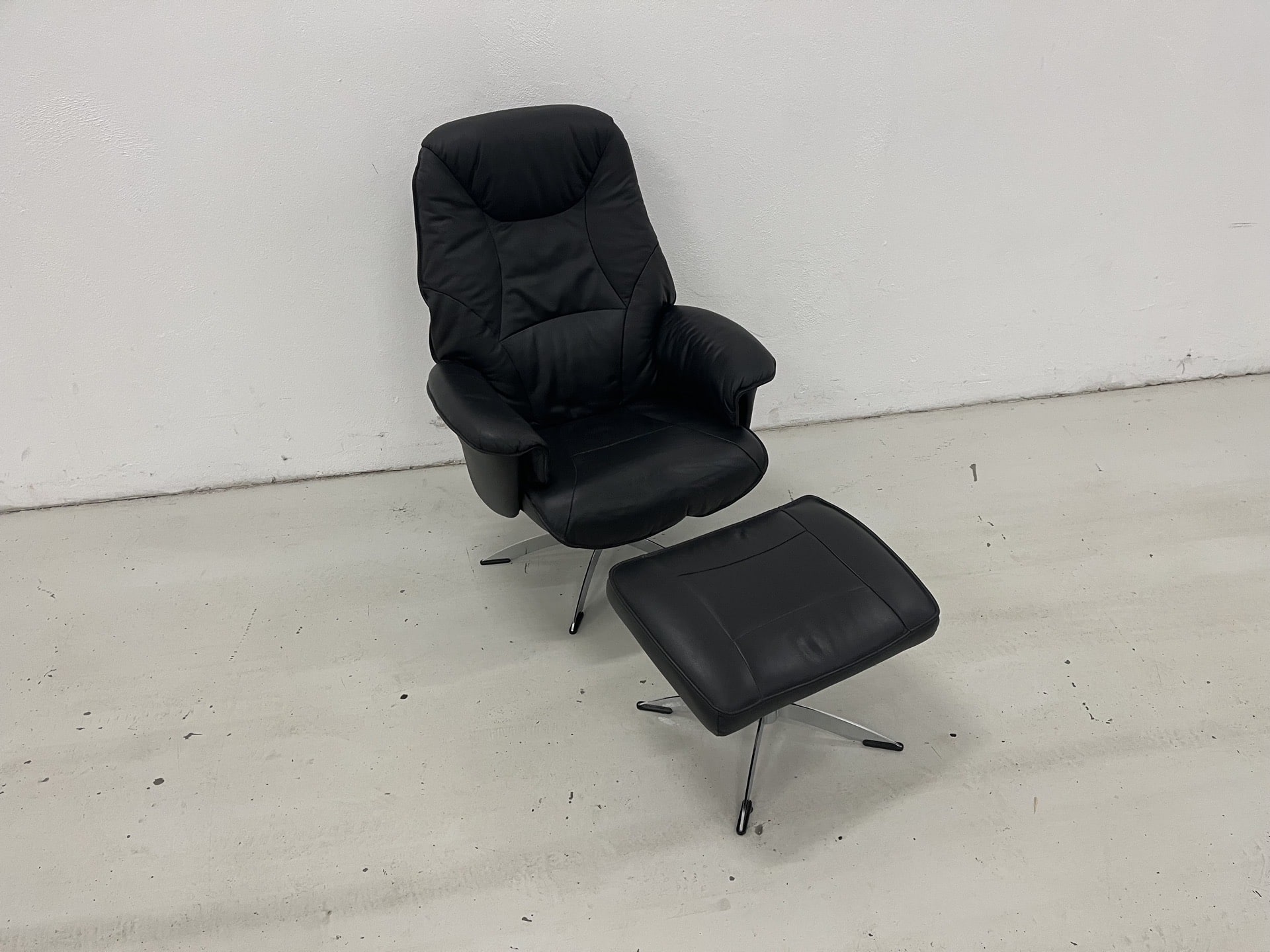 lænestol med dreje og vippefunktion m/skammel i sort læder. Pris 3.200,-