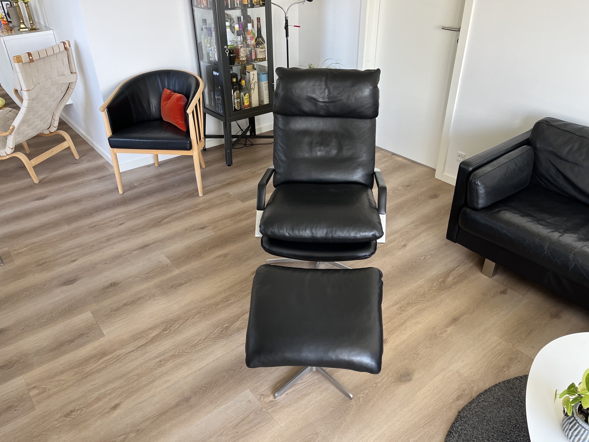 Søren Lund SL330 Lænestol m. Vippefunktion inkl. Fodskammel- Sort Piemonte Læder. Pris 21.000,-