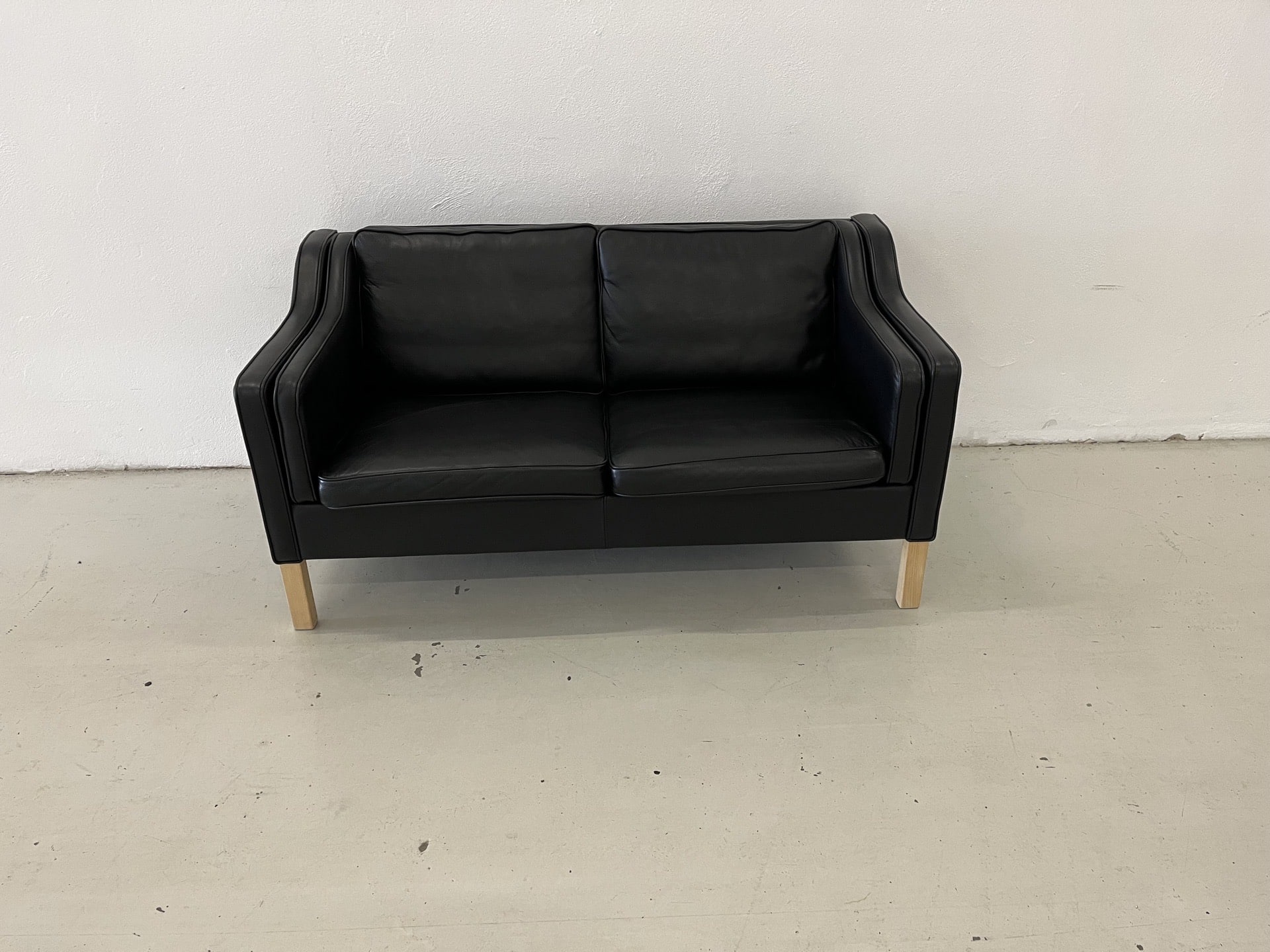 Mogens Hansen MH195 2 Pers.Sofa i sort premium læder og med ben i sæbebehandlet Egetræ. Pris.14.000,-