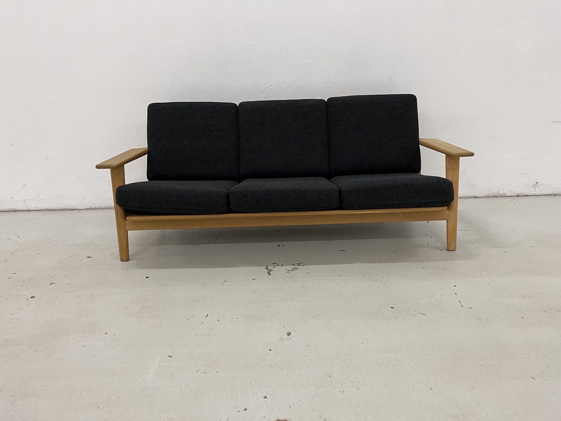 Hans J Wegner Ge-290/3 Pers. Sofa i mørkegrå melange hallingdal 180 uld med grå nister og stel af Egetræ. Pris 22.000,-
