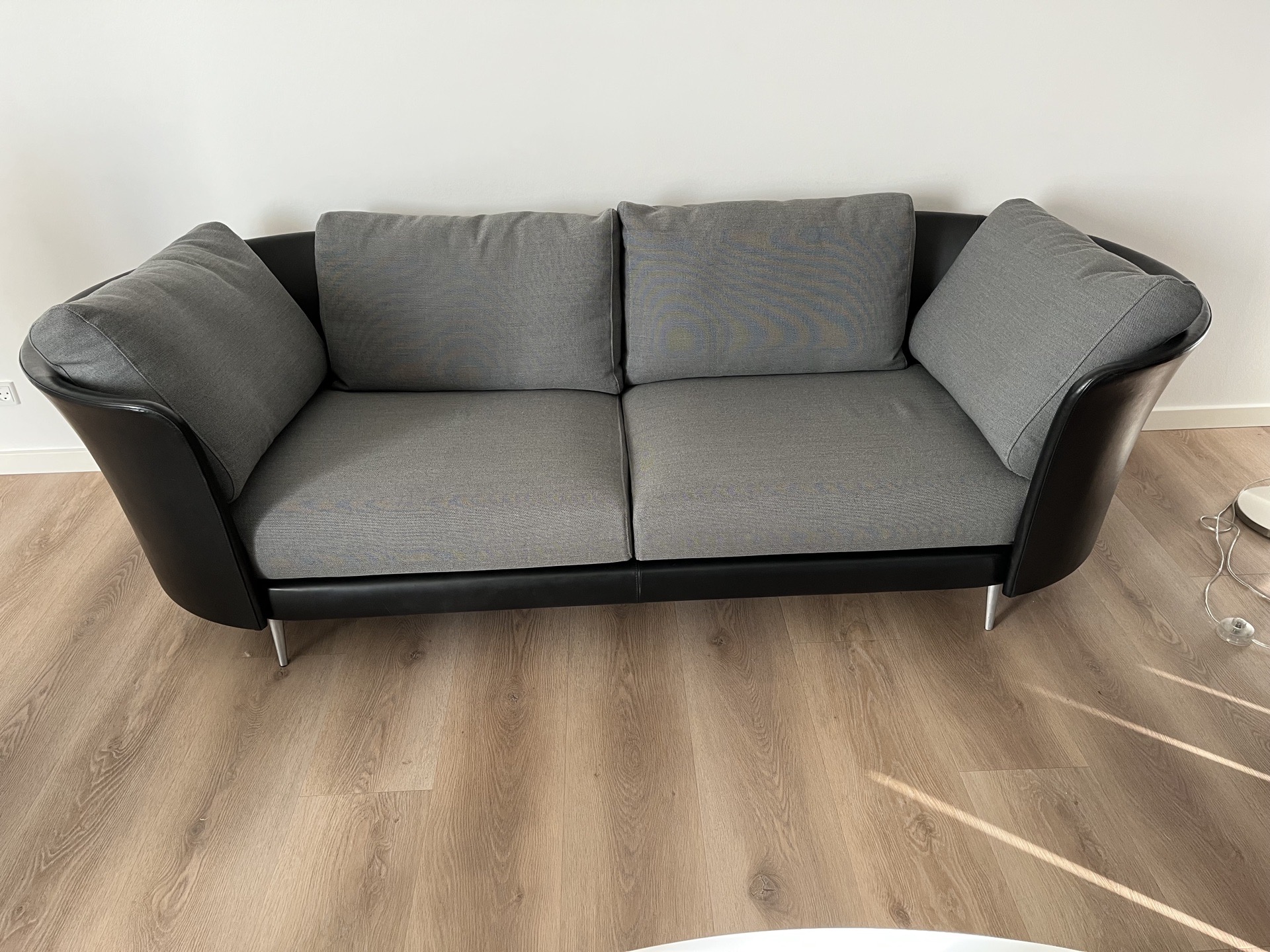 Mogens Hansen Vascas sofa i sort Preston læder stof grå Hallingdal 110 stof ben spike mat. Pris 35.000,-