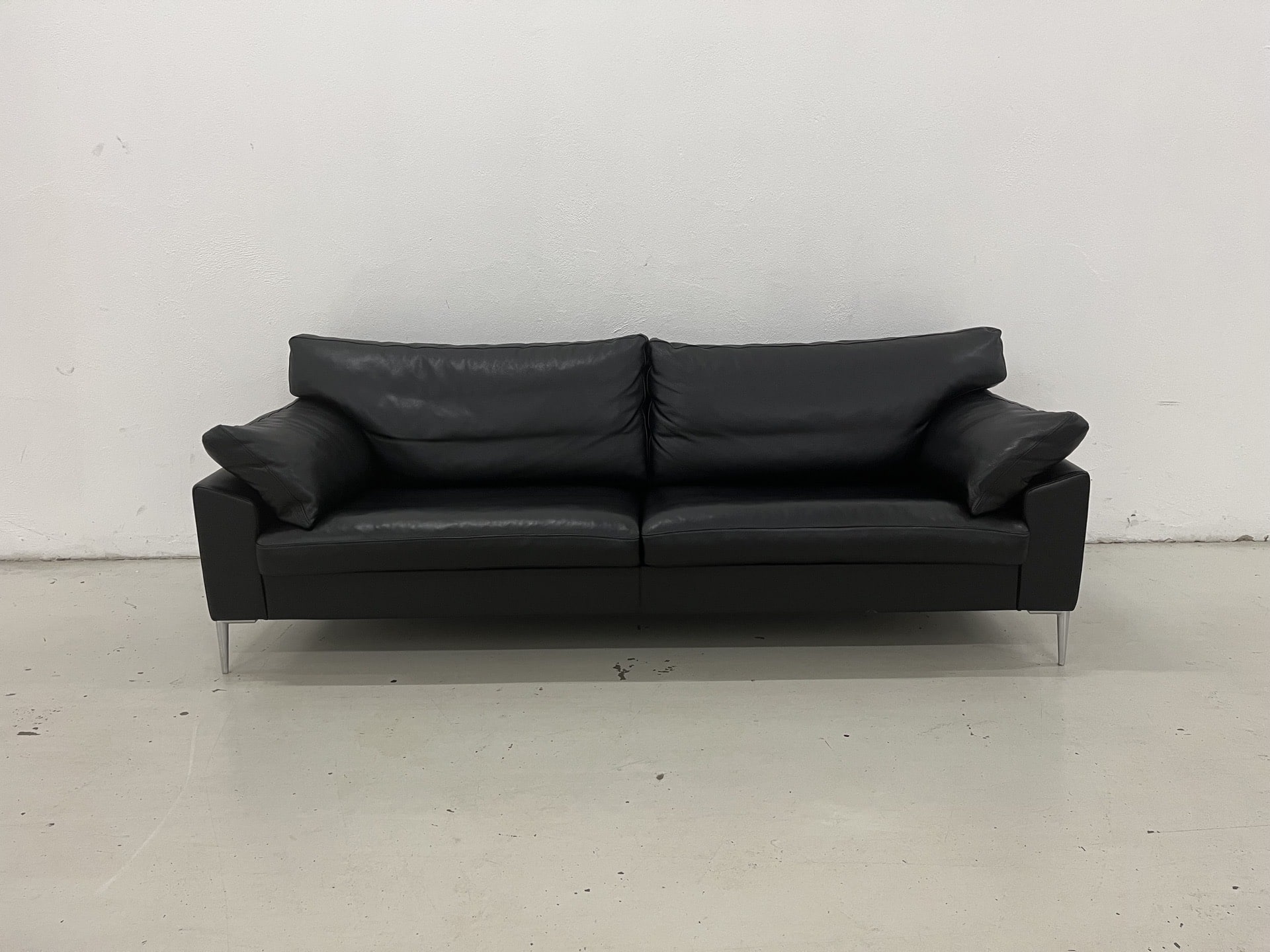 Søren Lund SL329 3 Pers. Sofa i sort semianilin læder og med ben i IG15 aluminium spike. Pris 20.000,-