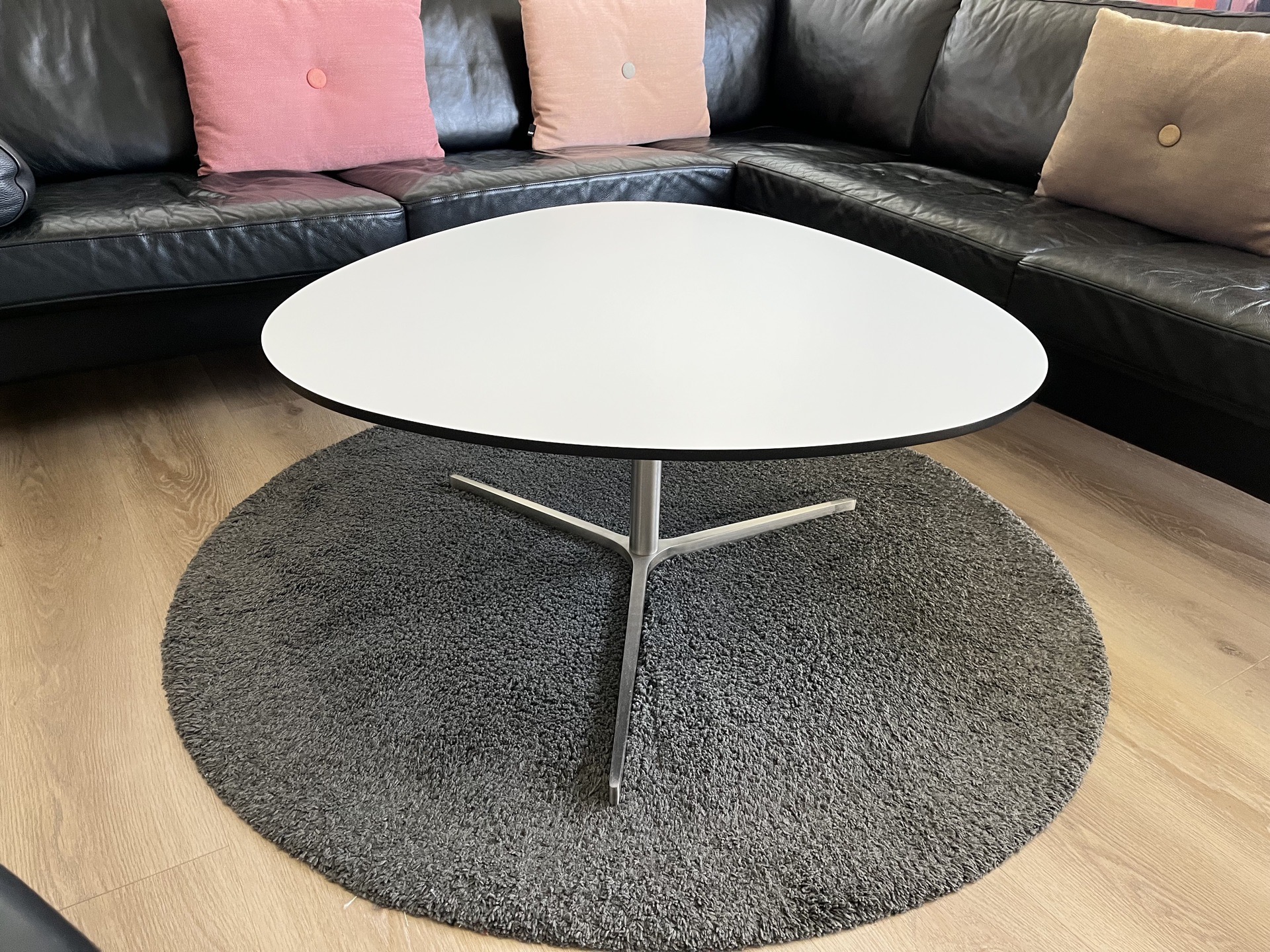 Sofabord fra Ilva i massiv hvid laminat med elegant sort kant og stel i børstet stål. Pris 1.900,-