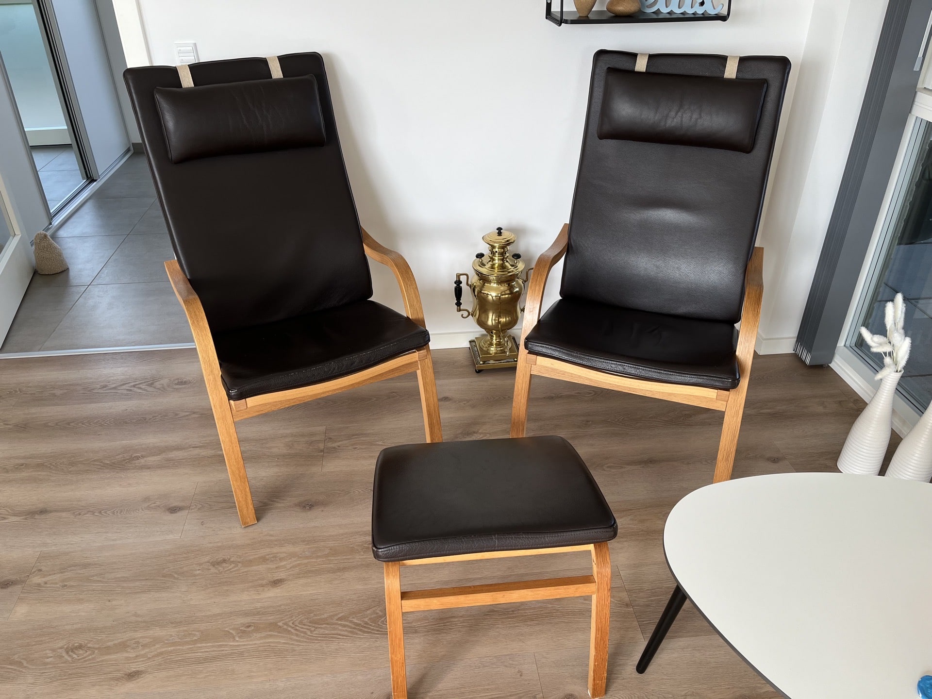 1 sæt Højrykket lænestole fra Hurup Møbler i Dark Brown læder og med forspændt stel i Egetræ. Pris 6.000,-