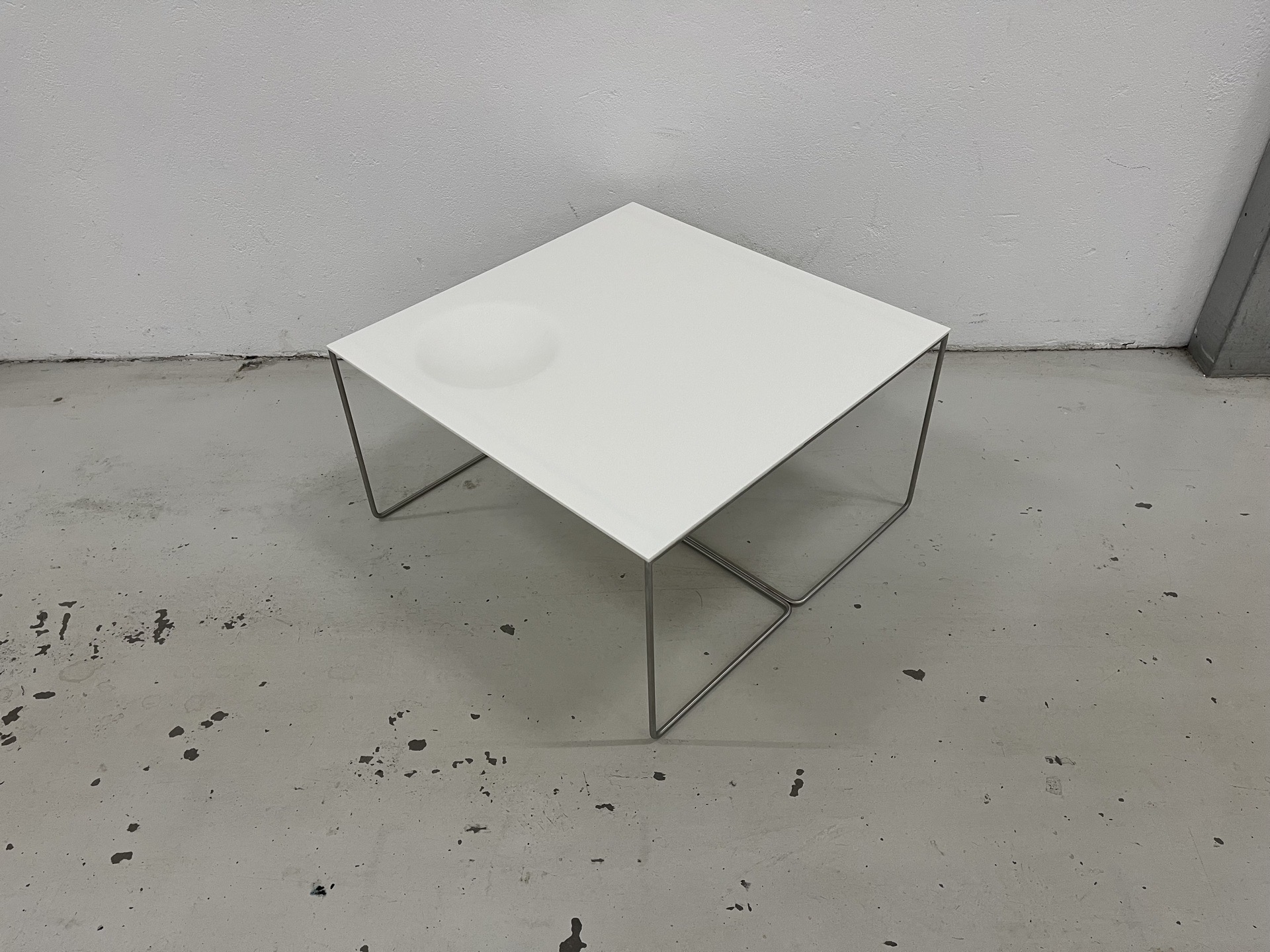 Minimalistisk sofabord i moderne skandinavisk stil. Pris 1.000,-