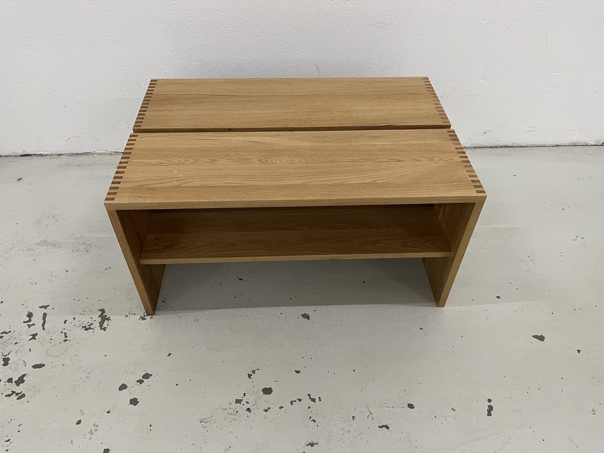 Sofabord fra Furniture by sinnerup i massiv olieret Egetræ. Pris 2.600,-